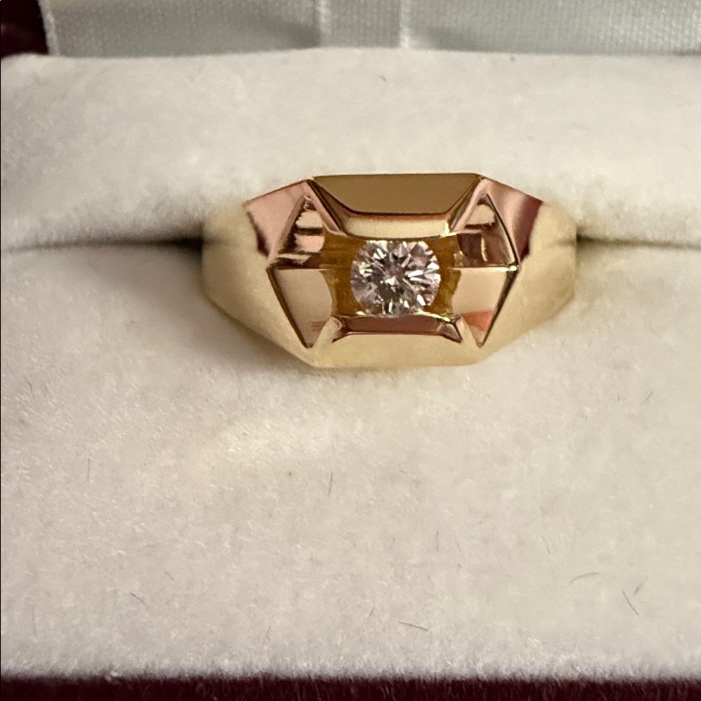 New Helzberg Men’s 14 K Gold Ring with 1/4 carat diamond size 10 Wedding Ring